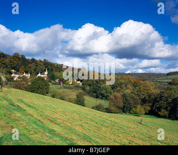 Il villaggio di Slad vicino Stroud che domina la Slad Valley, Gloucestershire, Inghilterra Foto Stock