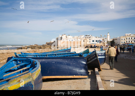 Essaouira Marocco Nord Africa dicembre cercando lungo la via del mare verso il bianco degli edifici della Medina Foto Stock