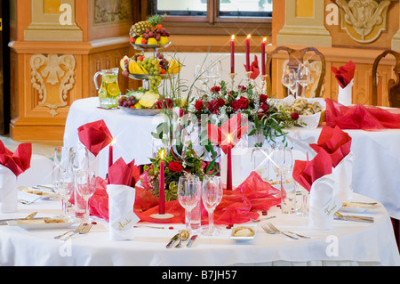 Tabelle pronto per un ricevimento di matrimonio Foto Stock