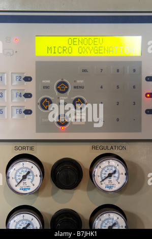 Micro-dispositivo di ossigenazione del modulo di controllo chateau le boscq st estephe medoc bordeaux francia Foto Stock