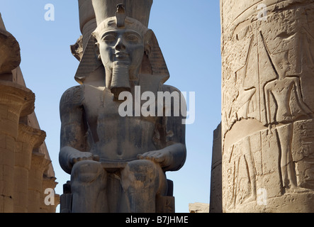 Tempio di Luxor Luxor Egitto. Il colosso di Ramesse II nella grande corte Foto Stock