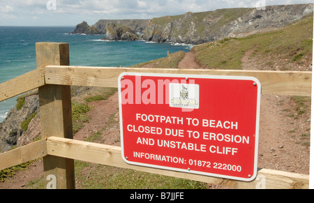 La penisola di Lizard, Cornwall, Inghilterra. Parte del sentiero è chiuso a causa di erosione. Foto Stock