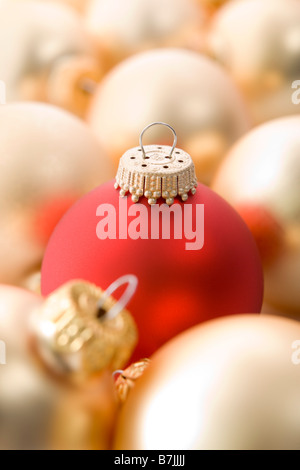 Selezione di rosso e oro albero di Natale Baubles Foto Stock