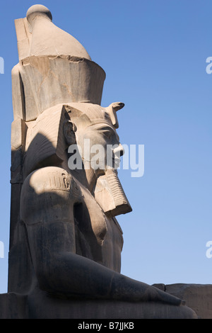 Tempio di Luxor Luxor Egitto. Il colosso di Ramesse II nella grande corte Foto Stock