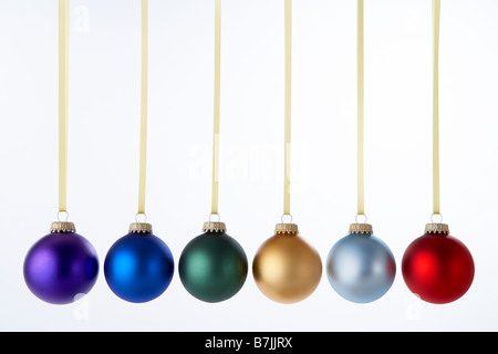 La linea del Natale Baubles contro uno sfondo bianco Foto Stock