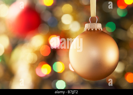 Oro ninnolo appesi decorate albero Foto Stock