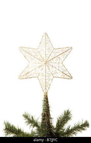 Stella d'oro sulla parte superiore della struttura ad albero di Natale contro uno sfondo bianco Foto Stock