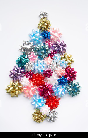 Albero di Natale fatto dal dono archi contro uno sfondo bianco Foto Stock