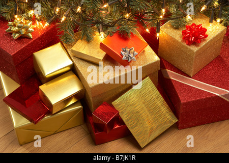 Gruppo di regali di Natale sotto agli alberi Foto Stock