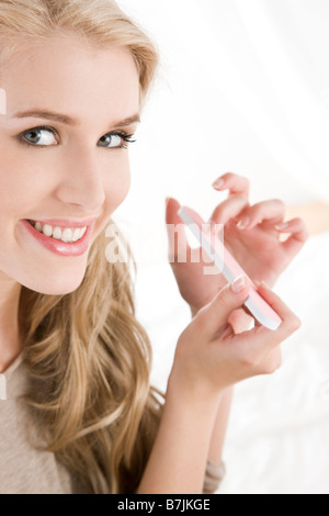 Donna facendo manicure Foto Stock