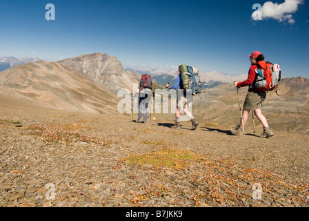 Tre gli escursionisti in alpine su un crinale; Canada, Alberta, Jasper National Park, Skyline Trail Foto Stock