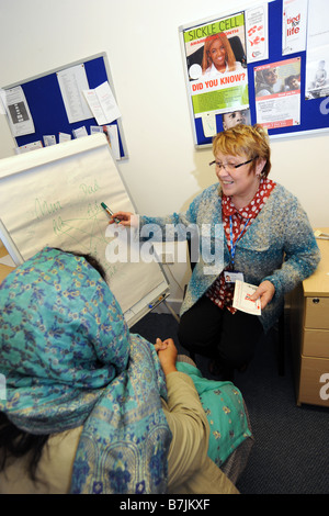 Un consigliere di NHS consiglia un paziente su malattie congenite Bradford West Yorkshire Foto Stock