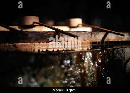 Temizuya - Acqua-riempito di bacini utilizzati da lo Shintoismo adoratori di cerimoniale di purificazione. Foto Stock