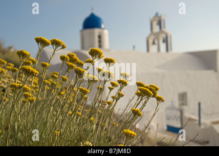 Grecia SANTORINI, Imerovigli. Skaros cappella si trova sopra il mare su una promontary sotto la città di Imerovigli. Foto Stock