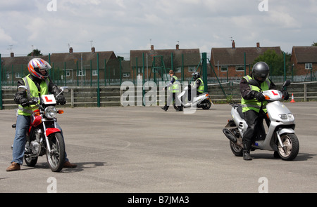 Tre giovani uomini che partecipano nella loro prova cbt Foto Stock