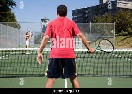 Giovane giocando a tennis; Canada, British Columbia, Vancouver Foto Stock