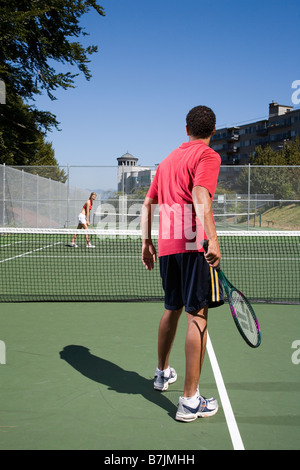 Giovane giocando a tennis; Canada, British Columbia, Vancouver Foto Stock