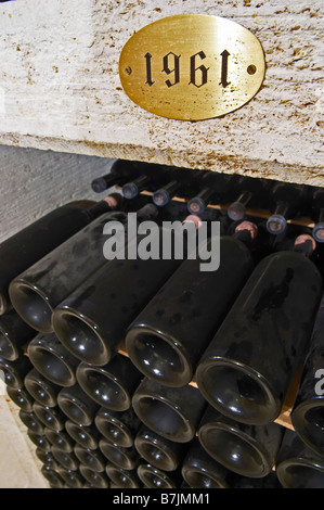 Vecchie bottiglie in cantina 1961 Couvent des giacobini Saint Emilion Bordeaux Francia Foto Stock