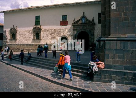 Tutti i peruviani, popolo peruviano, Chiesa di Santo Domingo e il convento, Cuzco, Provincia di Cuzco, Perù, Sud America Foto Stock