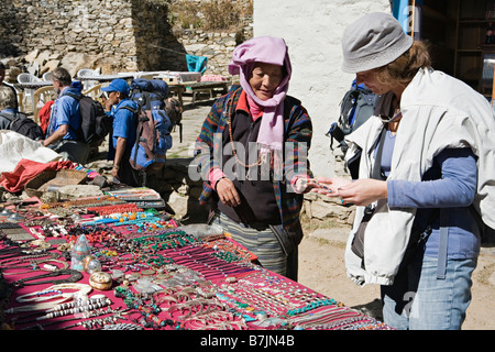 Sherpa ornamenti per la vendita sul modo in villaggio Kyangjuma Solokhumbu in Nepal Foto Stock