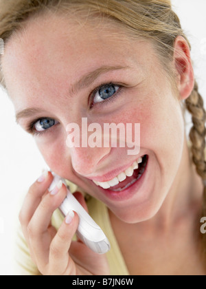 Ritratto di ragazza sorridente e parlando al cellulare Foto Stock