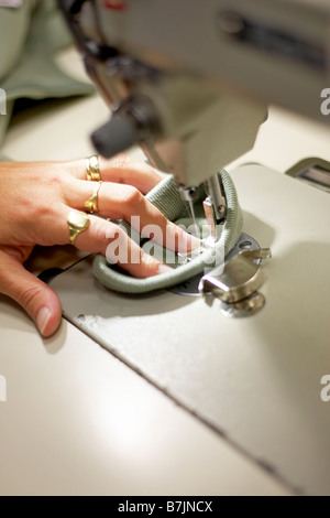 Dettaglio della mano del tessuto da cucire in una macchina cucitrice, Canada Ontario Foto Stock