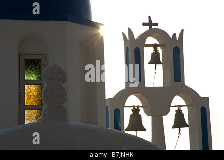 Grecia SANTORINI, Imerovigli. Skaros cappella si trova sopra il mare su una promontary sotto la città di Imerovigli. Foto Stock