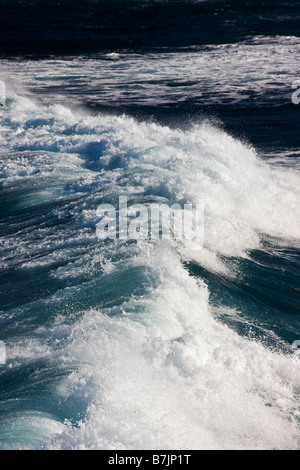 Oceano Pacifico onde che si infrangono a riva di Fanshell si affacciano, spiaggia ghiaiosa, penisola di Monterey, California, Stati Uniti d'America Foto Stock