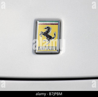 Ferrari badge del cofano su argento bianco auto Foto Stock