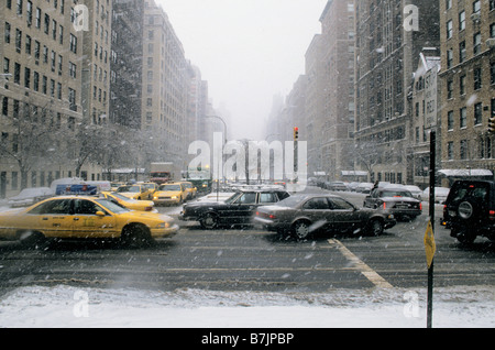 New York City 79th Street e Park Avenue Street all'angolo. Congestione del traffico durante una tempesta di neve. Upper East Side di Manhattan, Stati Uniti Foto Stock