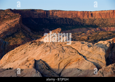 Waterpocket Fold e Hall Creek dai saloni si affacciano su, Capitol Reef National Park nello Utah. Foto Stock