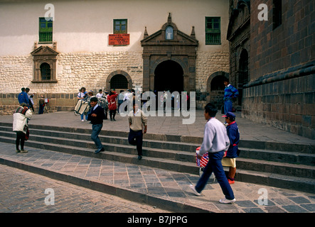 I peruviani, persone, santo domingo chiesa e convento e chiesa cattolica romana, il cattolicesimo romano, la città di Cuzco, provincia di Cuzco, Perù, Sud America Foto Stock