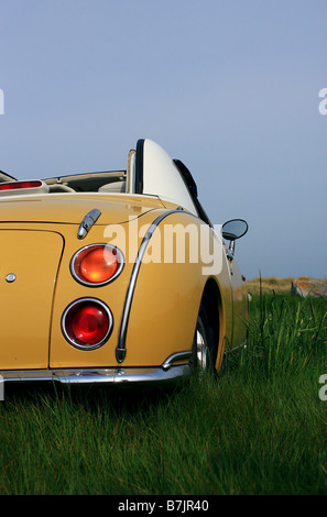 Nissan Figaro, elegante auto retrò, primo piano delle luci di retroilluminazione Foto Stock