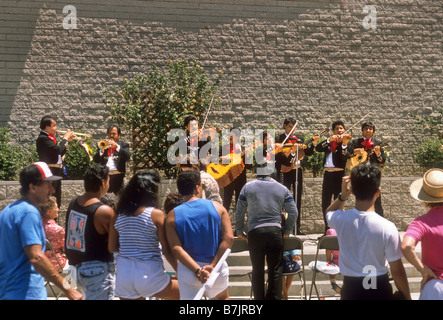 Mariachi band suona sul palco all'aperto Foto Stock