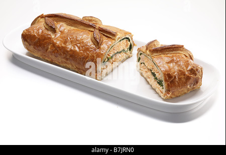 Salmone in crosta in pasticceria pesce intero cotto Foto Stock