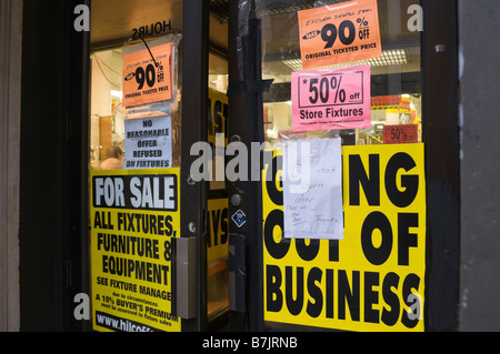 Andando fuori di segni aziendali su uno degli ultimi giorni lavorativi di National Wholesale liquidatori, una catena di sconto Foto Stock