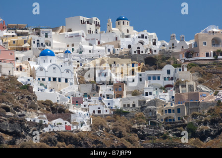 Grecia SANTORINI, Oia. La cittadina di Oia posatoi sulla scogliera a Amoudi Bay. Foto Stock