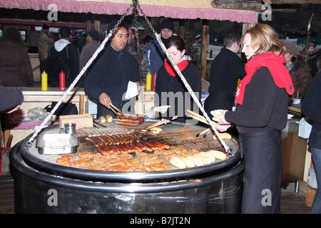 Il bratwurst salsiccia cibo caldo personale tedesco colorato colorato Alimento bevanda venditore comune passo da asporto aria aperta freddo inverno Foto Stock