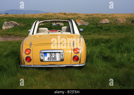 Nissan Figaro, stile retro auto, in piena vista del retro della vettura Foto Stock