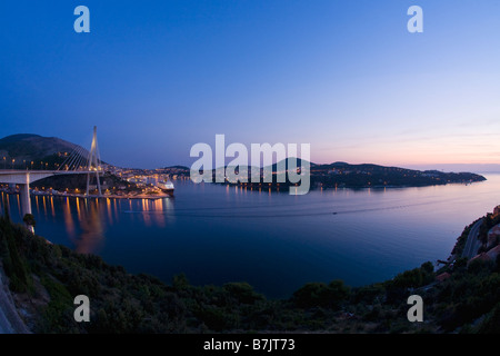 Franjo Tudman ponte nave da crociera nel porto di Porto il crepuscolo della sera Dalmazia Dubrovnik Croazia Europa Foto Stock