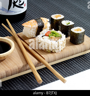 selezione di sushi bamboo board nero mat ristorante Foto Stock