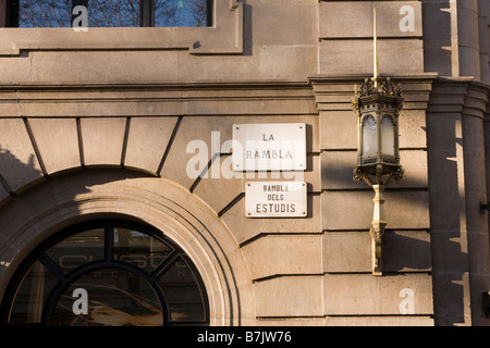 Il nome della strada placca su la rambla BARCELLONA SPAGNA Foto Stock