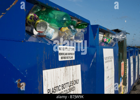 Riciclare bottiglie di banca pieno di bottiglie di plastica. Foto Stock