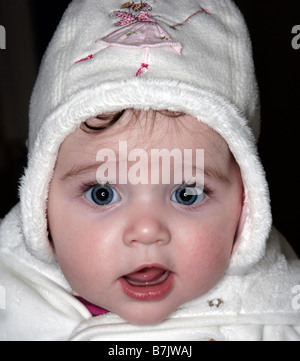 Una bambina avvolto a caldo in hat e rivestire Foto Stock