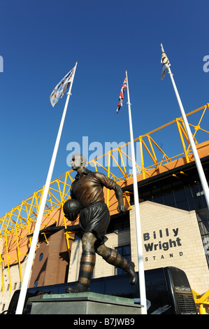 Statua di Billy Wright al di fuori di Wolverhampton Wanderers Football Club Molineux Foto Stock