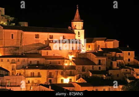 Maratea, sulla costa occidentale dell'Italia meridionale, affacciato sul Golfo di Policastro nel mar Tirreno, fondata 8th-C A.C. dai greci: città vecchia di notte Foto Stock