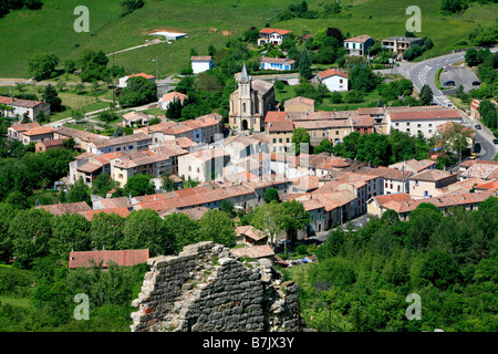 Vista panoramica di un piccolo paese chiamato Puivert nel Languedoc-Roussillon, Francia Foto Stock