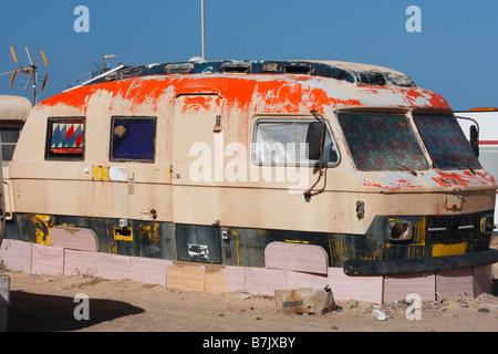 Camper usati come roulotte statiche sulla spiaggia in Spagna Foto Stock