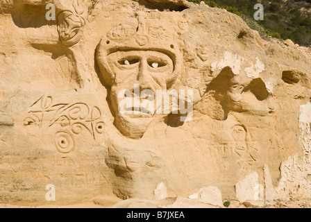 Le sculture lasciati da hippies presso la vecchia cava di Sa Pedrera (Atlantis), Ibiza Foto Stock