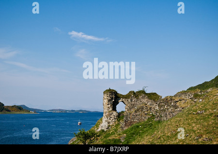 Vista da ovest la rovina del castello di Strome sul Loch Carron, Northwest highlands, Scozia Foto Stock